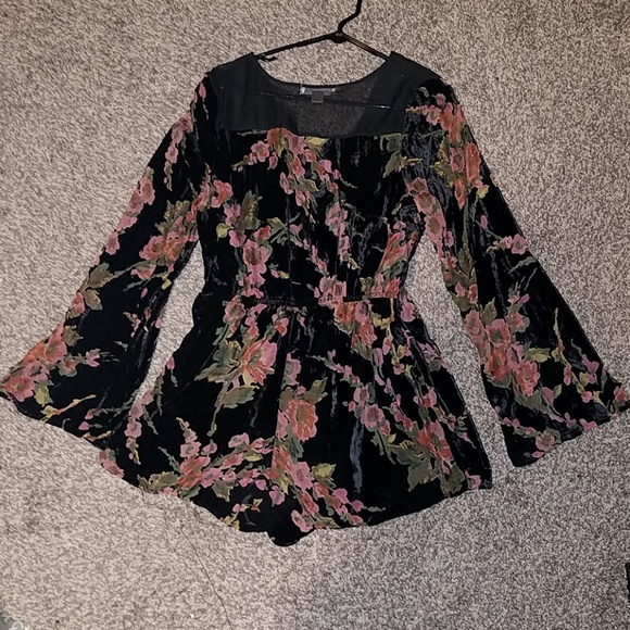 sheer velour floral bell sleeve romper - Picture 3 of 3